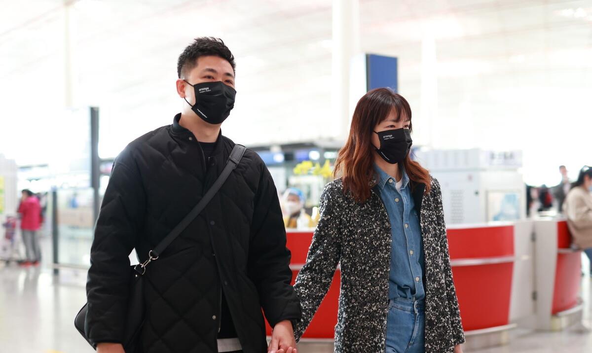 李艾|42岁李艾携老公走机场，“勾肩搭背”笑成眯眯眼，齐刘海更减龄