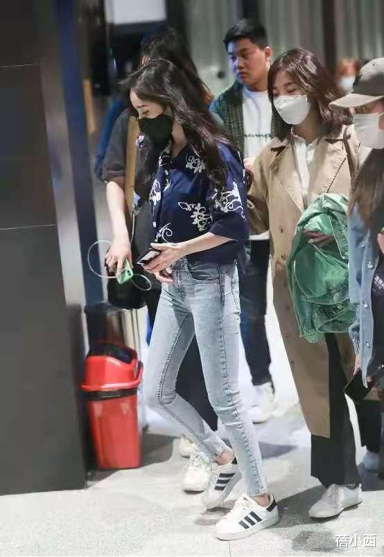 蓓小西|杨幂走在时尚的尖端，印花衬衫配牛仔裤简约高级，这气场不服不行