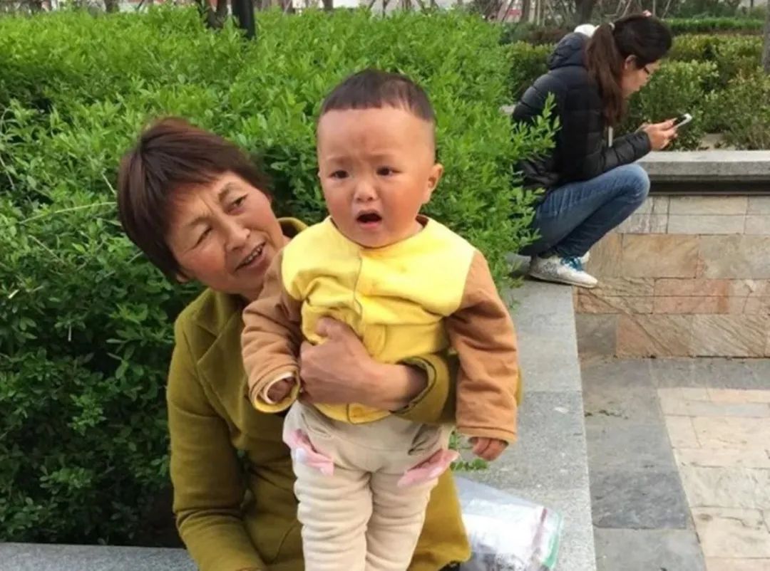 饭饭妈妈育儿|宝宝看到“熟人”突然哭泣,可能是到了认生期,父母要懂得应对