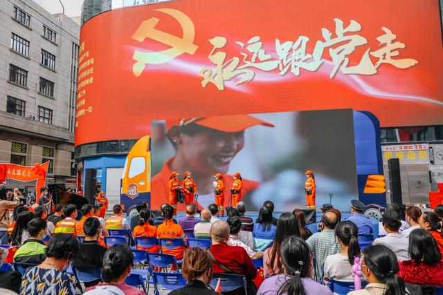 武汉交通广播 永远跟党走 江汉城管红歌快闪引爆江汉路步行街