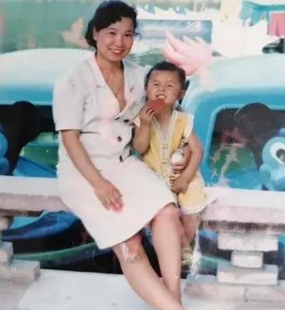 郭希宽|姚威小时候和家人合影很“另类”，过得怎么样，看了照片一目了然