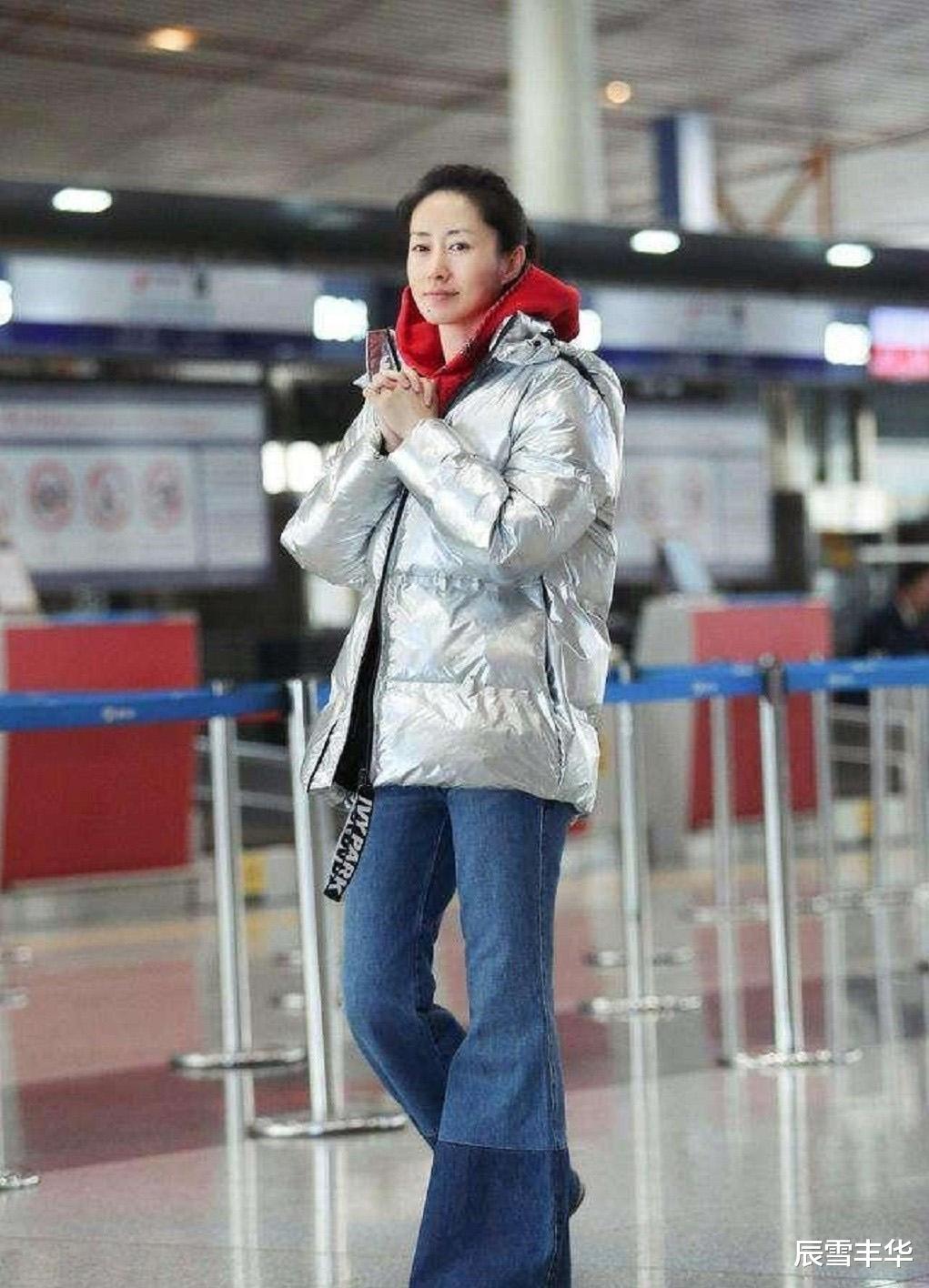 辰雪丰华|包文婧与女儿同框机场，穿白T配牛仔喇叭裤，休闲低调却很显年轻