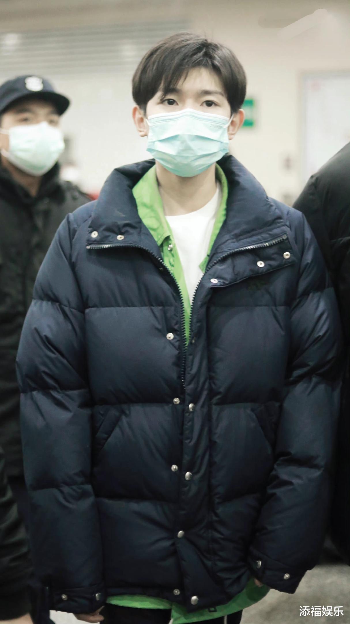 王源|王源深夜赶高铁，站姐神图却“翻车”，一套衣服四种颜色