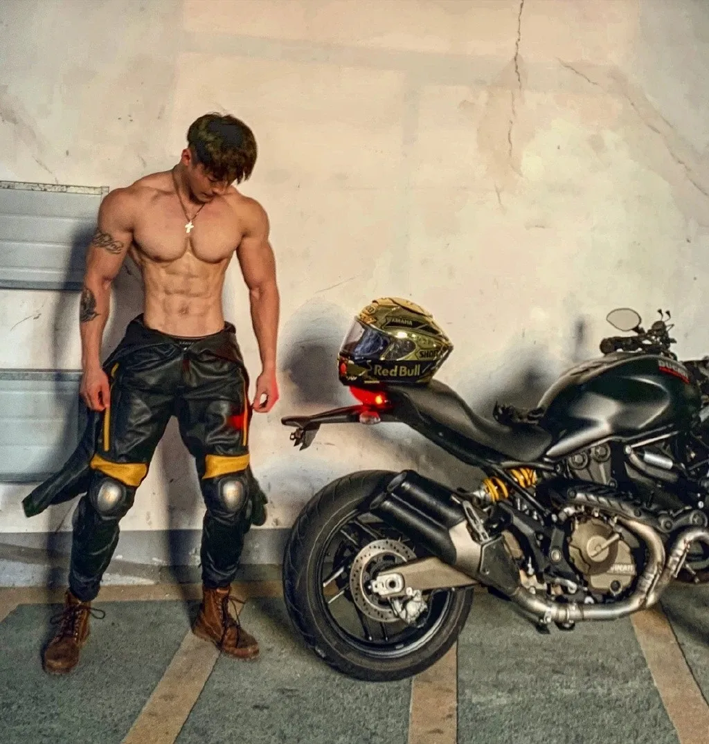 松山芭蕾舞团|酷似林更新的185肌肉私教被抓拍，没想到他的沙滩照更好看