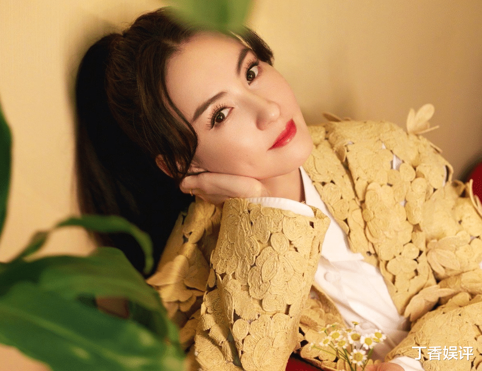 张柏芝|张柏芝参加活动被曝生图，失去舞台特效后，终于看出她有40岁了