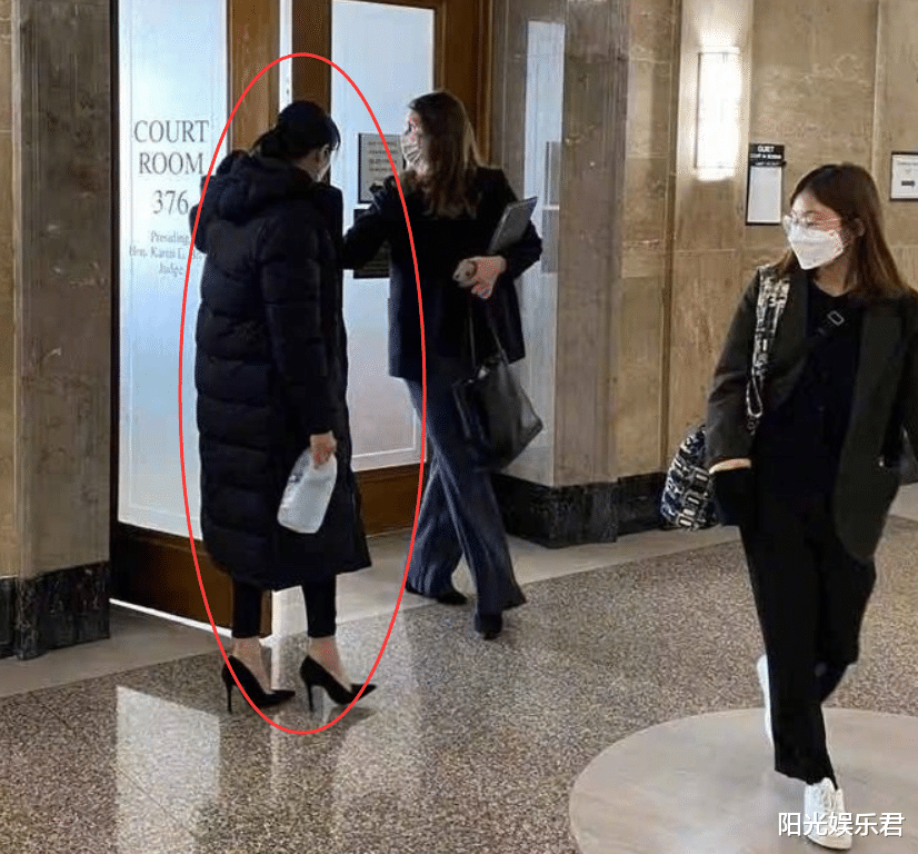 郑爽|郑爽出席庭审照曝光，满面油头精神不佳，发际线也后移了不少