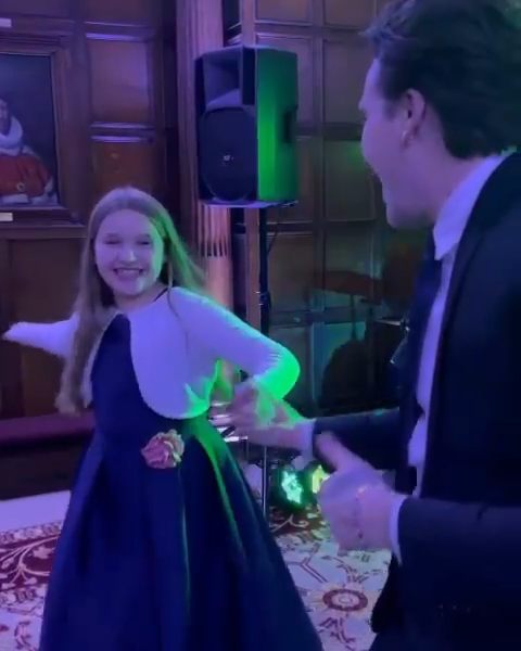 布鲁克林|贝克汉姆爱女小七变瘦了，和大哥布鲁克林翩翩起舞，淑女范十足