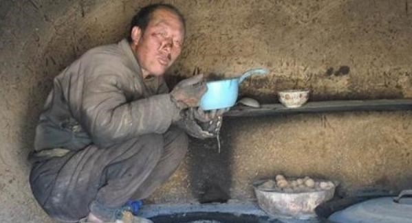 |985、211毕业基层求生存，这一类学生或成高学历穷人，大学要知道