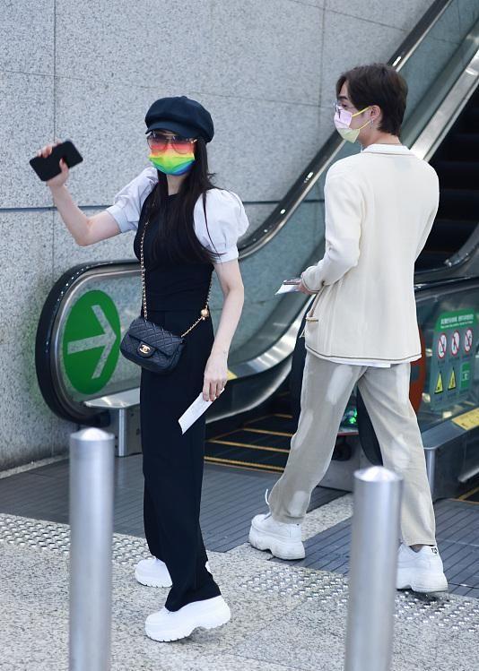 何有强|伊能静与儿子走机场让人惊艳!穿一身休闲装亮相,看着像姐弟