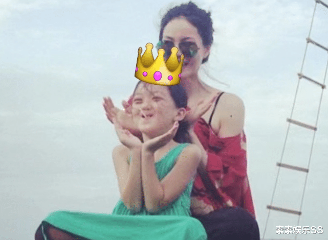 美颜|李嫣在国外穿红裙拍照，站C位合影获得重视，气质变化比较明显