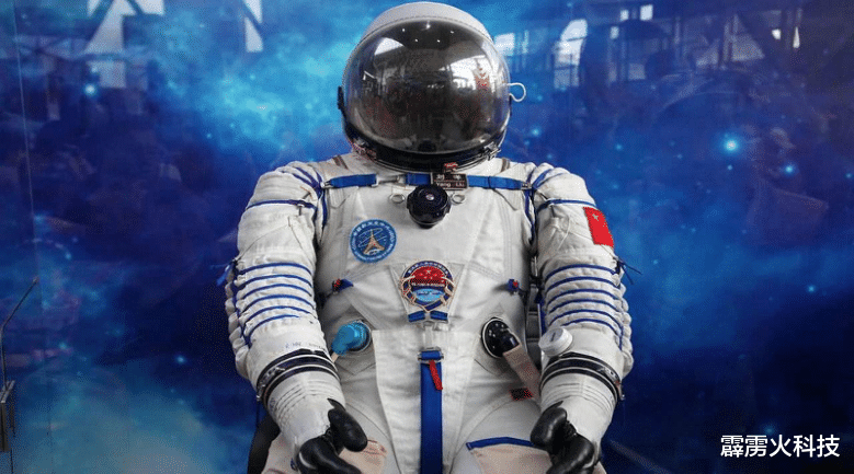 航天员穿的宇航服有啥讲究？中美各自拿出来一对比，差异显而易见