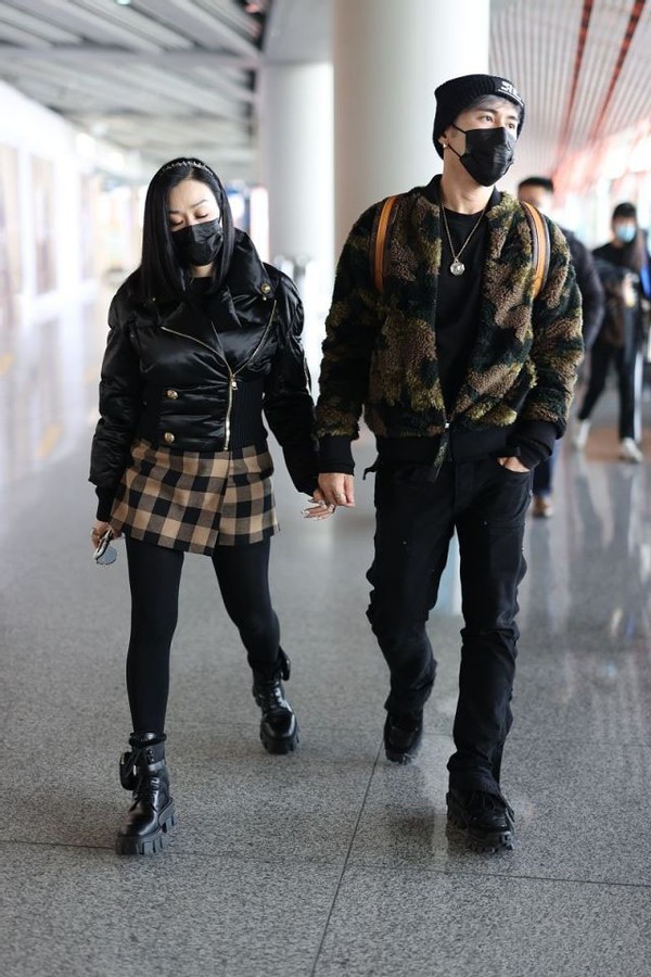 钟丽缇|钟丽缇为秀曲线真拼，大冷天非要穿紧身棉服，不料却壮成金刚芭比