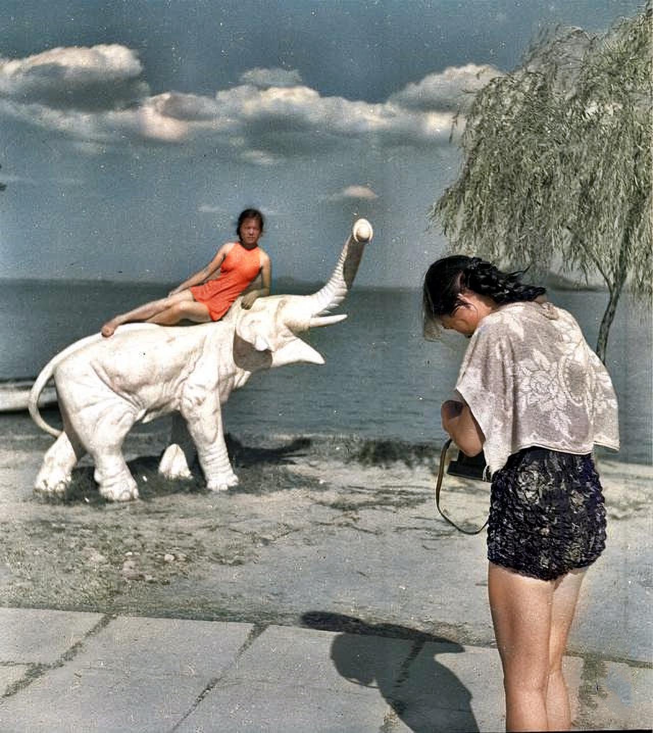 女孩|1959年珍贵彩色老照片，生活安逸祥和，图3游泳女孩穿衣很前卫