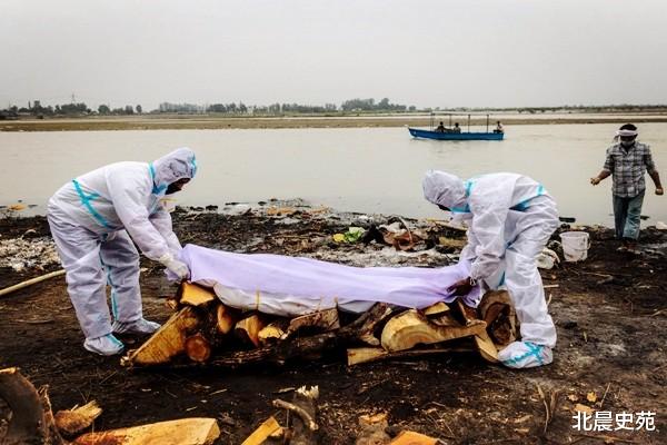 印度|为何将新冠尸体抛入恒河？印度官员无奈道出真相，穷人根本死不起