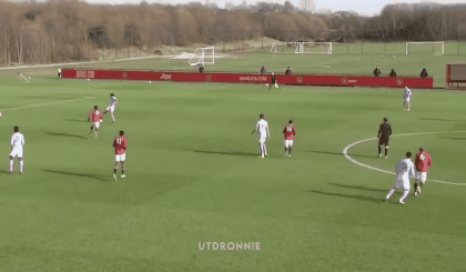 曼联|战曼城上演大四喜！?亲吻队徽庆祝帅炸了，这个红魔小伙子真的好棒