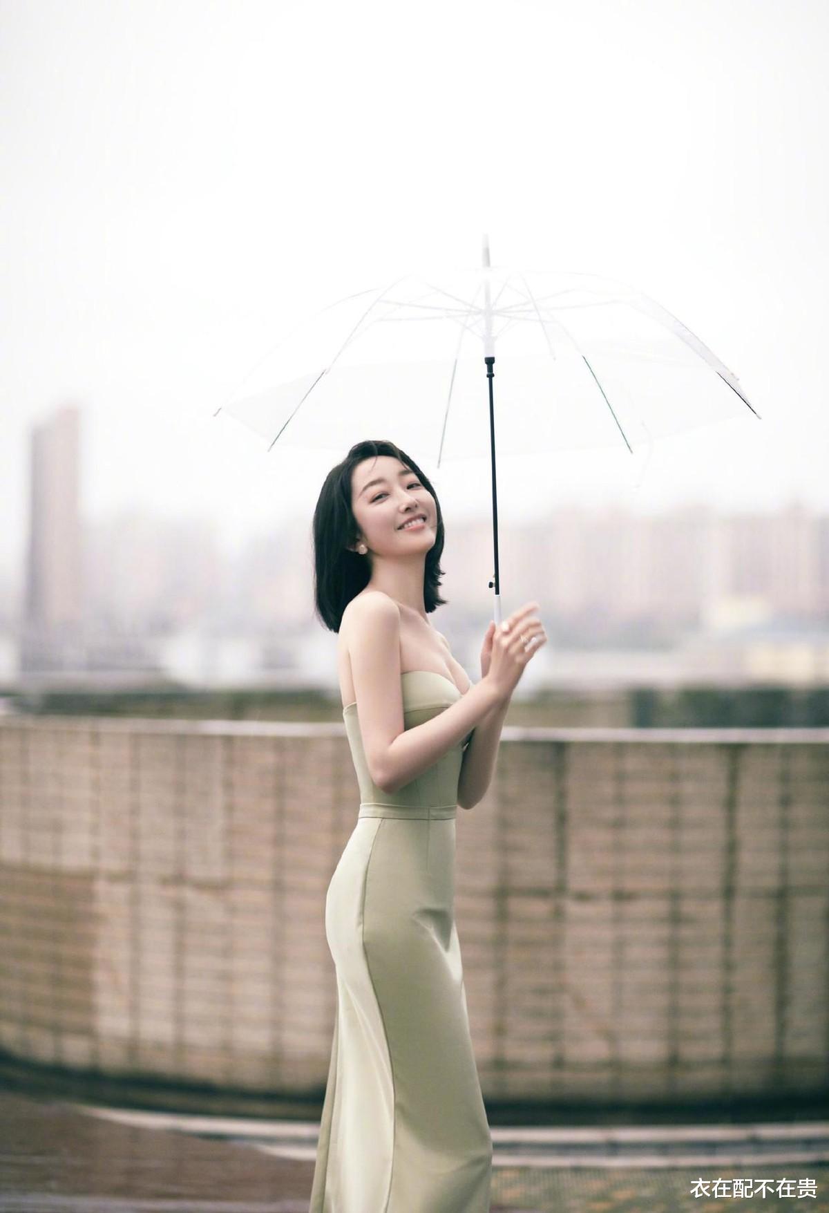 衣在配不在贵 蒋梦婕对自己身材挺自信,出席活动不戴首饰,穿一条吊带裙就赢了