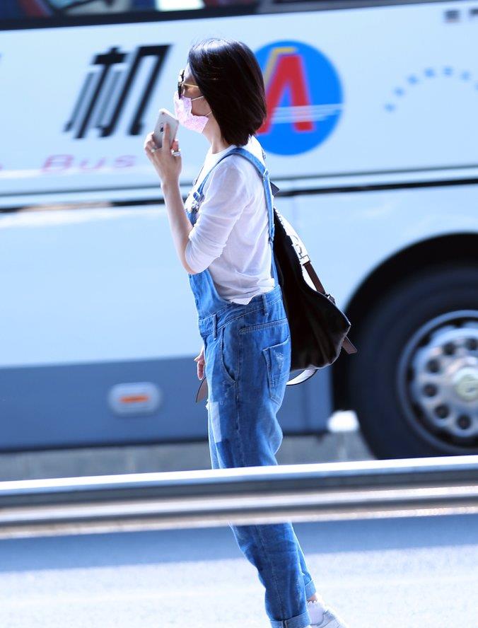 杨雪|许晴“扮嫩”穿搭有一套，背带裤配齐肩短发，52岁还像学生妹