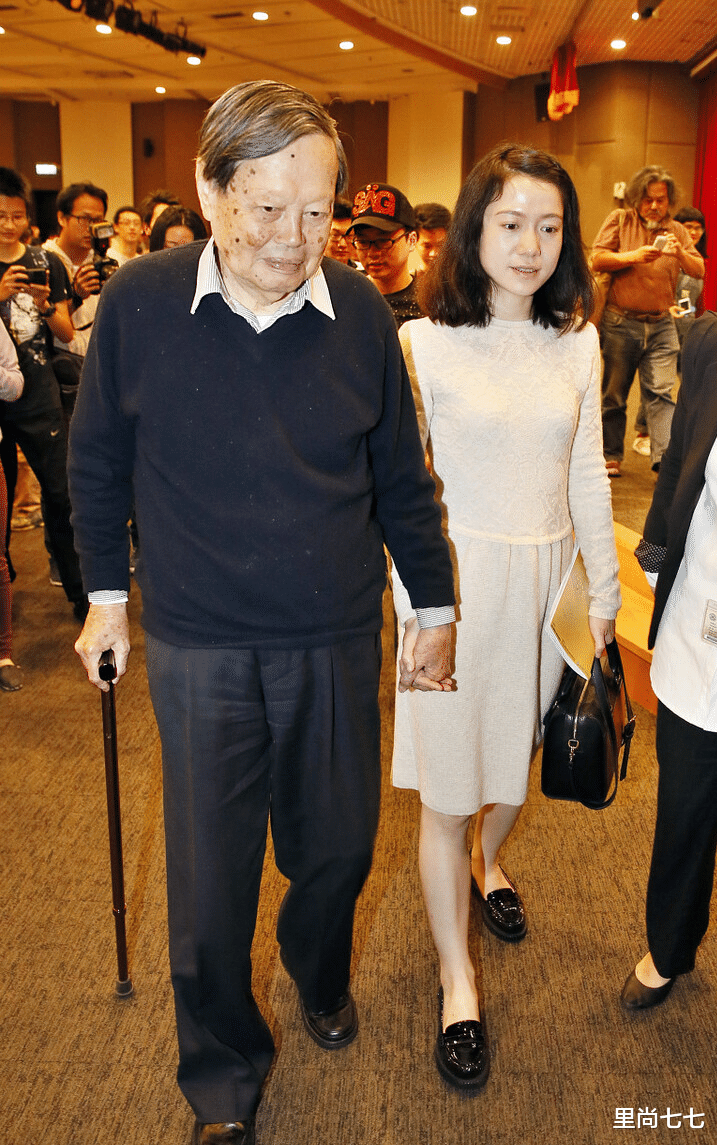 翁帆|杨振宁三子女与翁帆合照曝光，幼女打扮男性超像爸，比继母大15岁