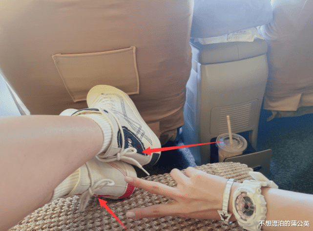 吴宣仪|吴宣仪晒素颜近照，皮肤水灵竹竿腿超细，手里的奶茶又抢镜了