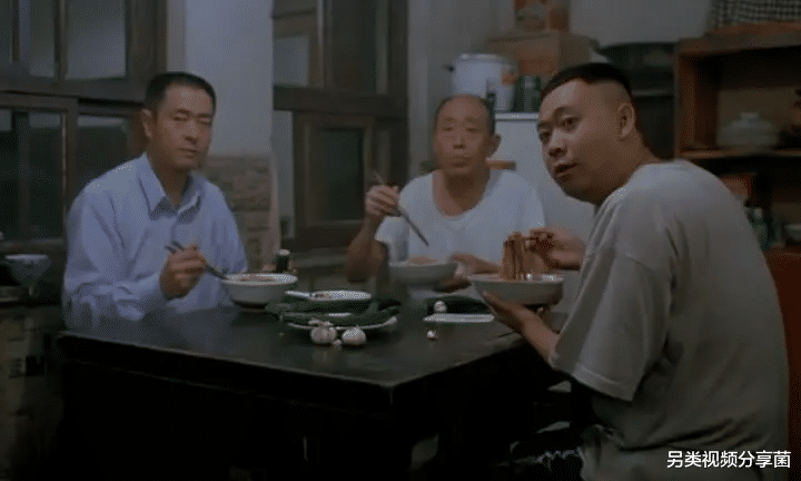 鸡蛋|濮存昕与姜武主演的电影《洗澡》，煽情有余但剧情略有些杂乱