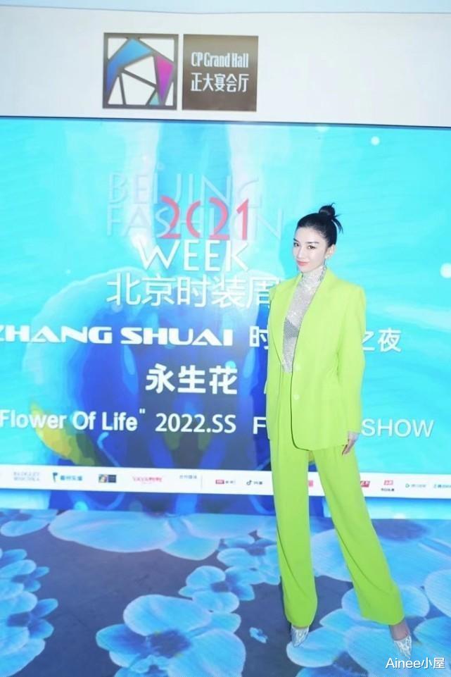 西装|黄奕和黄圣依同框,都穿鲜嫩色服饰,可看着更有女强人的气质