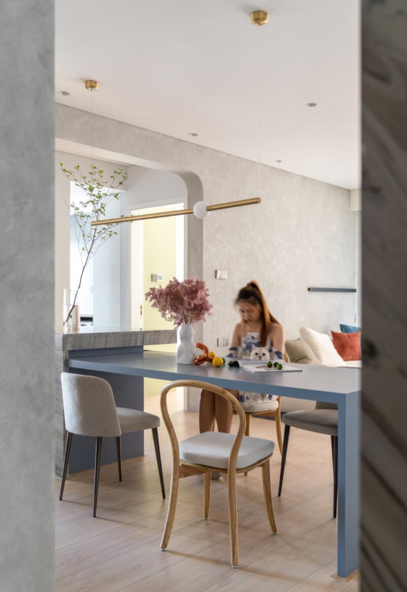 新房没有玄关隔断,她直接设计个“雕塑”,一进门就尽显艺术气息