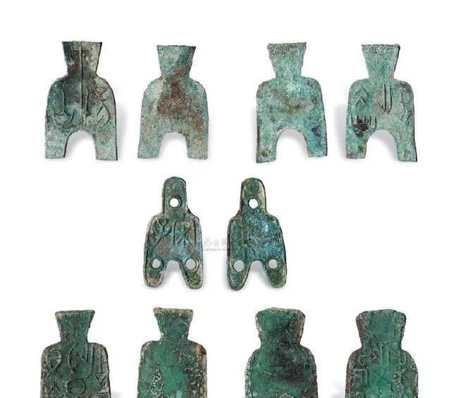 舜网 老汉在山上挖到了一块废铁,想要扔掉,儿子赶紧拦住