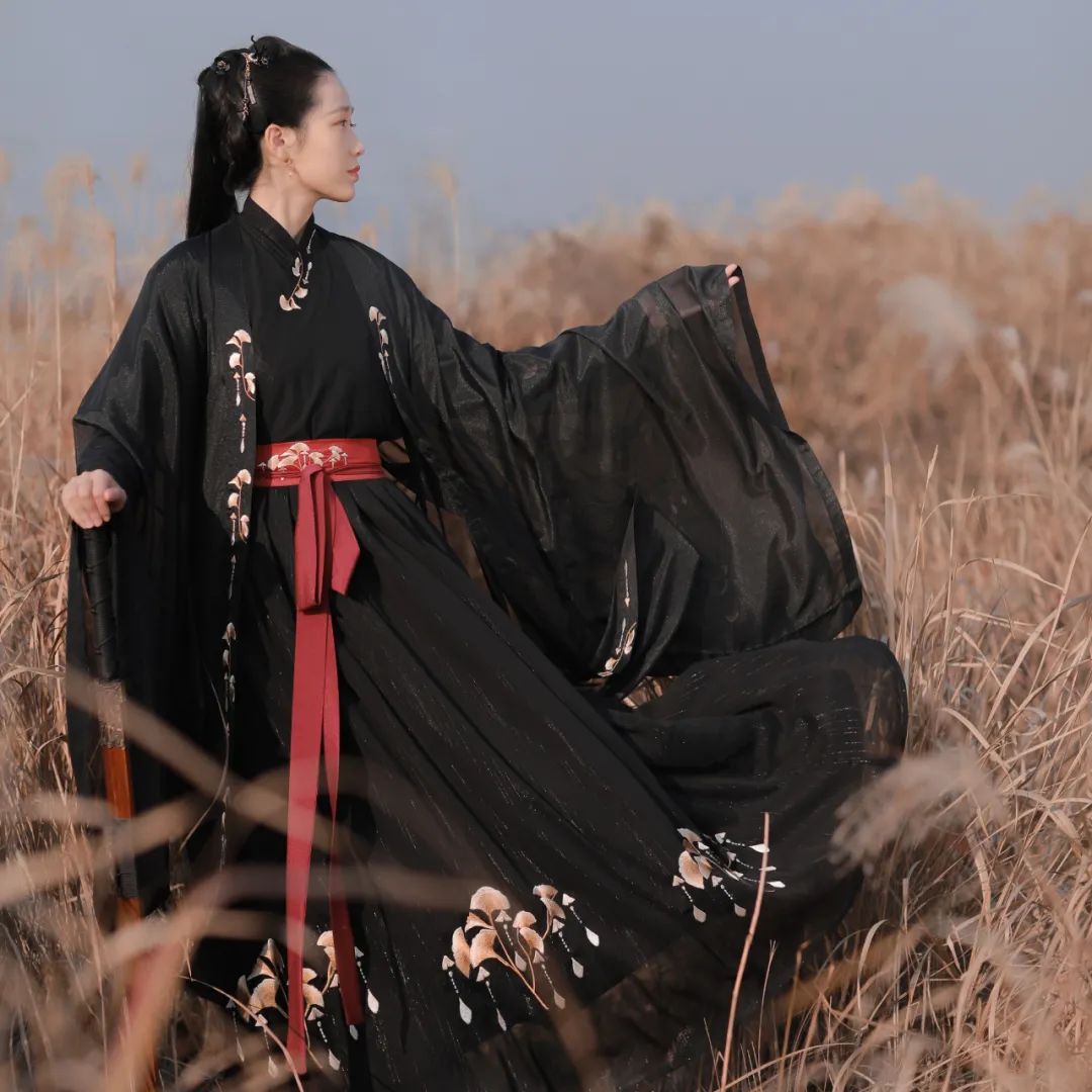 汉服资讯古装文化|这种汉服看似是女装，实则男生也能穿！你一定不陌生！