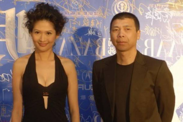 冯小刚|和冯小刚同住酒店8小时，脚踏多只船，被富豪抛弃，如今报应来了