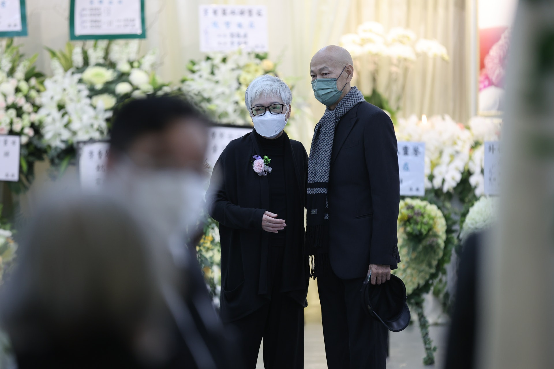 李香琴|李香琴出殡，女儿一头白发捧遗照哀伤送别，苗侨伟黄百鸣罗家英扶灵