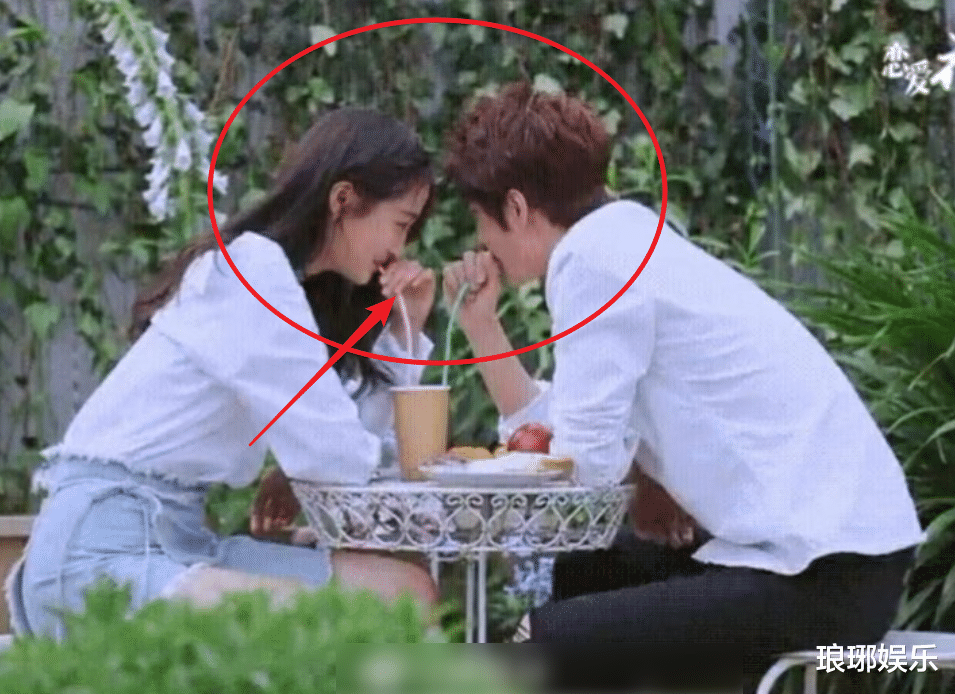 王一博|王一博关晓彤合体彩排好甜，王一博的举动成亮点，有无避嫌很显然