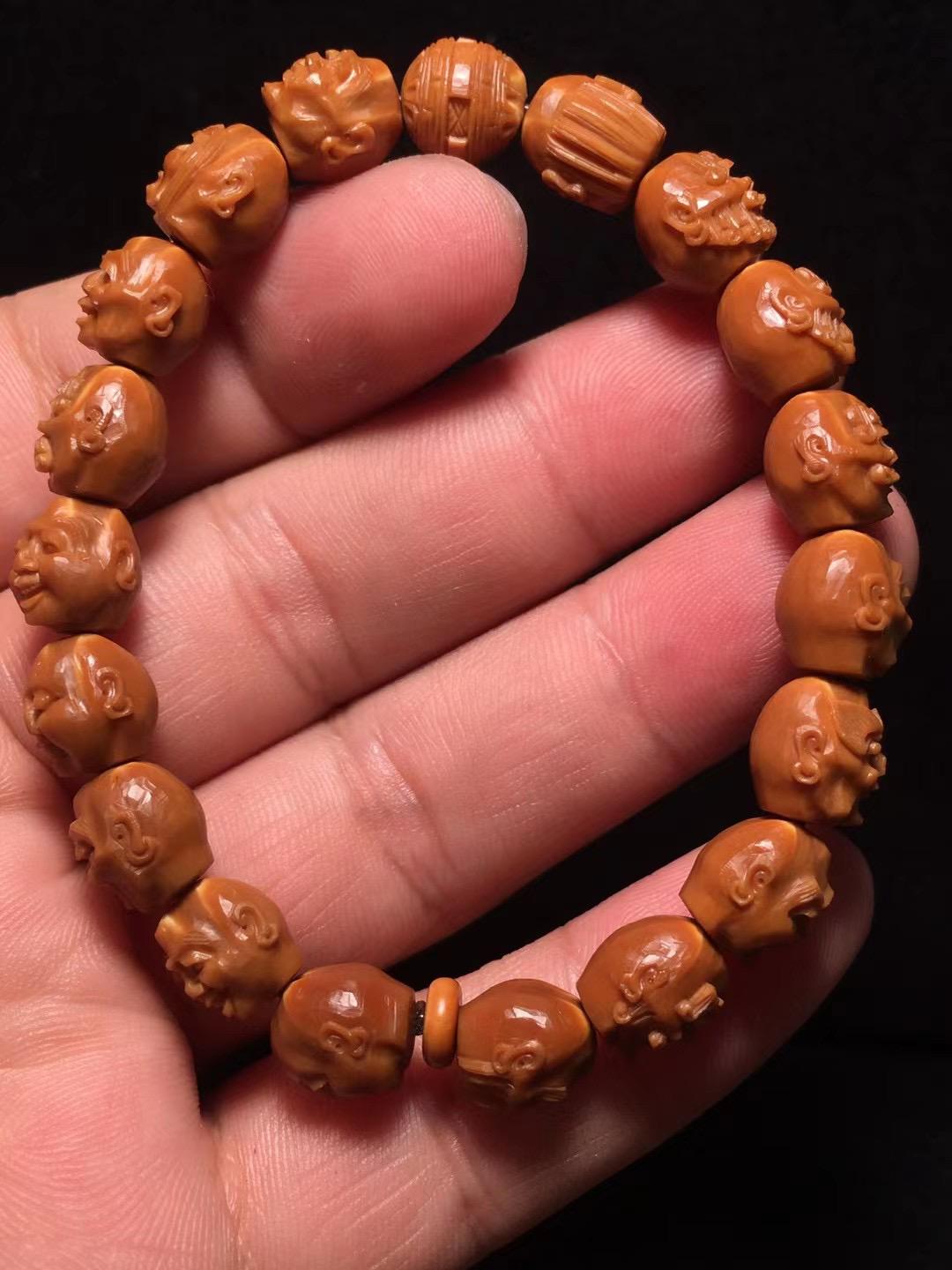 橄榄核雕|写实款的橄榄核雕什么价？橄榄核须派和写实派哪个好？