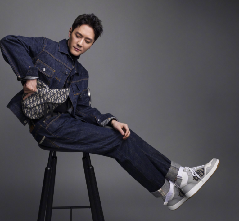 冯绍峰|网友偶遇冯绍峰素颜打疫苗，离婚快两月，他怎么变成这样了