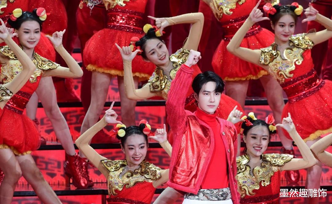 春晚|春晚舞台倪妮成带货女王？一件大衣2.67万，这谁买得起？