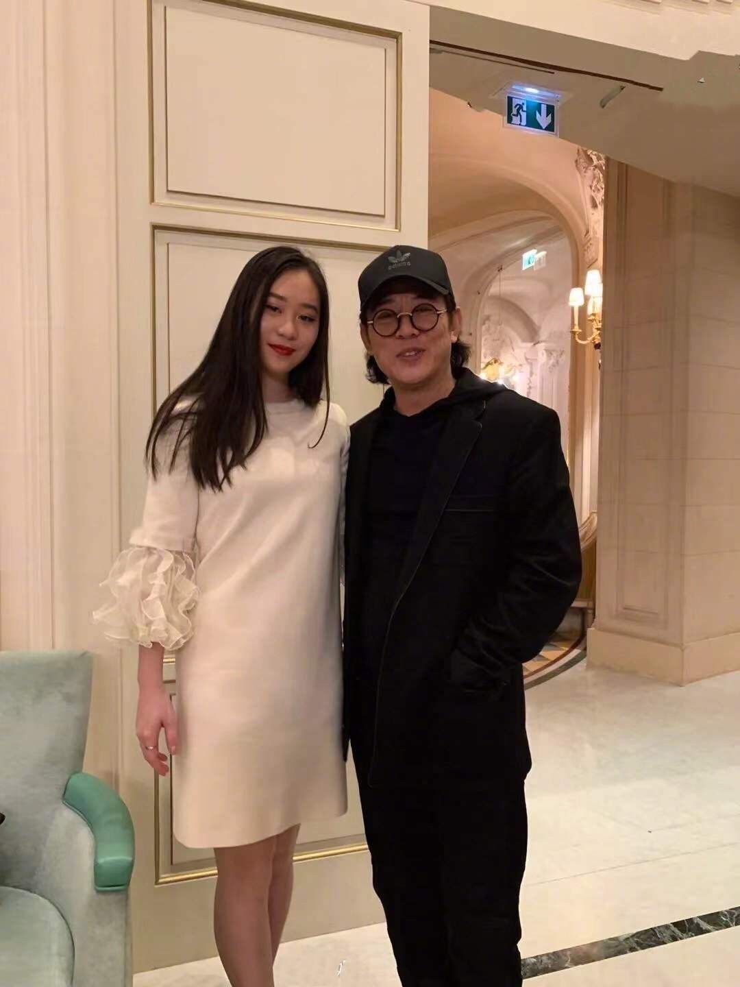 潮帮先生 李连杰真老了不少，穿休闲装一脸皱纹，旁边21岁女儿身高也超过他