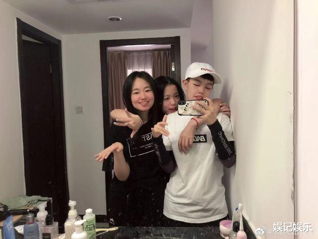 美甲|奥运首金杨倩日常曝光，喜欢化妆美甲是个爱美的女孩，追星蔡徐坤