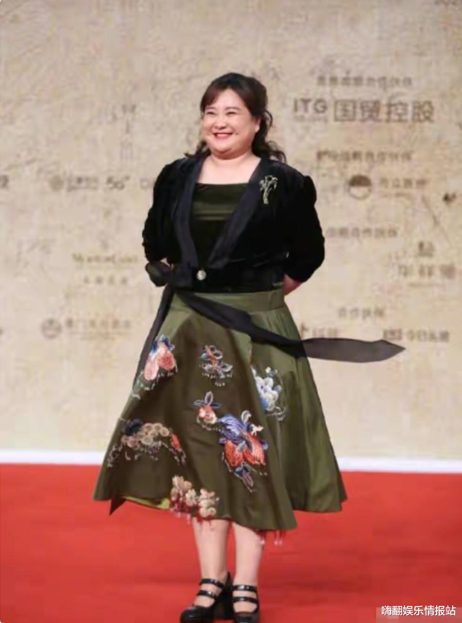 贾玲|走红毯穿得比孕妇还严实,贾玲挑礼服的风格为何不能像杨天真学学