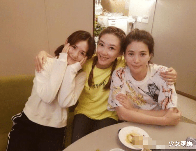 谢娜|谢娜和袁咏仪聚餐,张杰的动作引热议,夫妻感情如何很显然