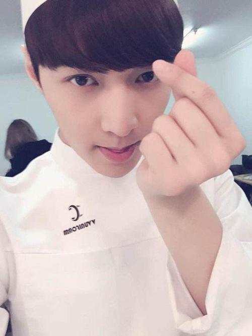 白敬亭|明星自拍哪家强？颜王和艺兴对比皮肤色度是差了几个色号呢？