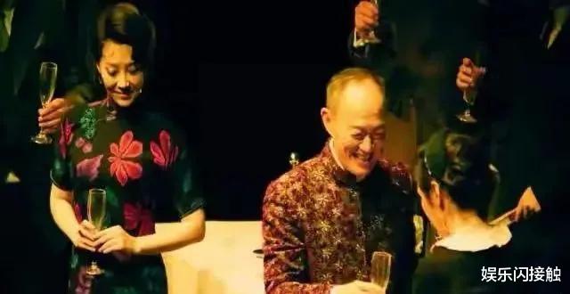 许晴|许晴的身材太性感，艳红旗袍都快撑破了，腰还是那么细让人惊艳！