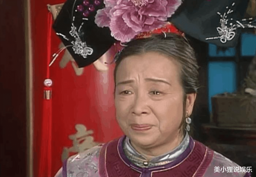 李明启|容嬷嬷年轻时竟是校花，本以为是开玩笑，晒出照片后：比香妃还美