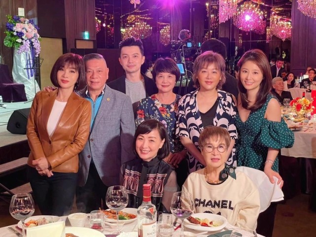 霍建华|霍建华为岳母寿宴撑场，遇豪门千金紧贴身体合影，面露尴尬浑身抗拒