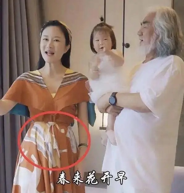 潮流新风 张纪中小31岁娇妻真会穿,穿印花裙窈窕又文艺,气质不输女明星