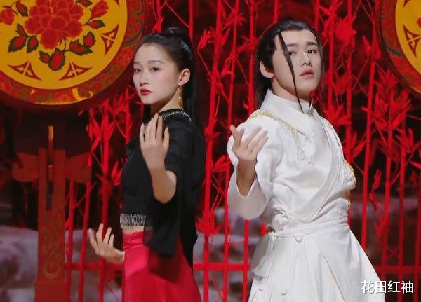 关晓彤|关晓彤录节目扮“玉娇龙”，镜头拉近意外露出桌子下的脚：你可是女明星