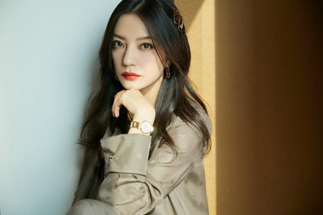 旗袍公馆|赵薇人到中年更自信，衬衫裙穿出“睡衣”效果，状态仍似小姑娘