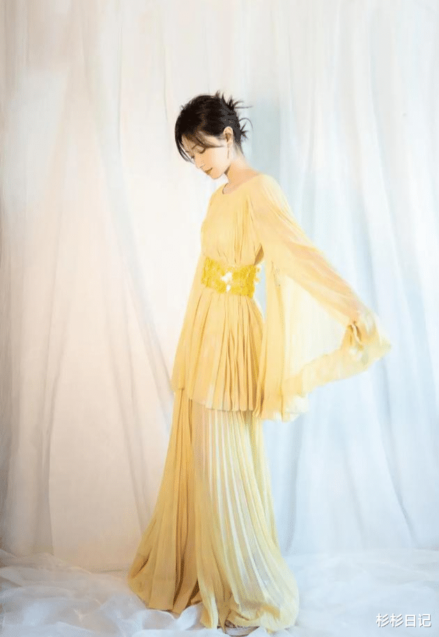 刘海|万茜越看越美,八字刘海+鹅黄色披风长袖礼服裙,优雅甜美有气场