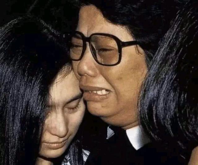 陈百强|守候陈百强40年的何超琼: 耳边永远戴着那对，专属他1人的珍珠耳环