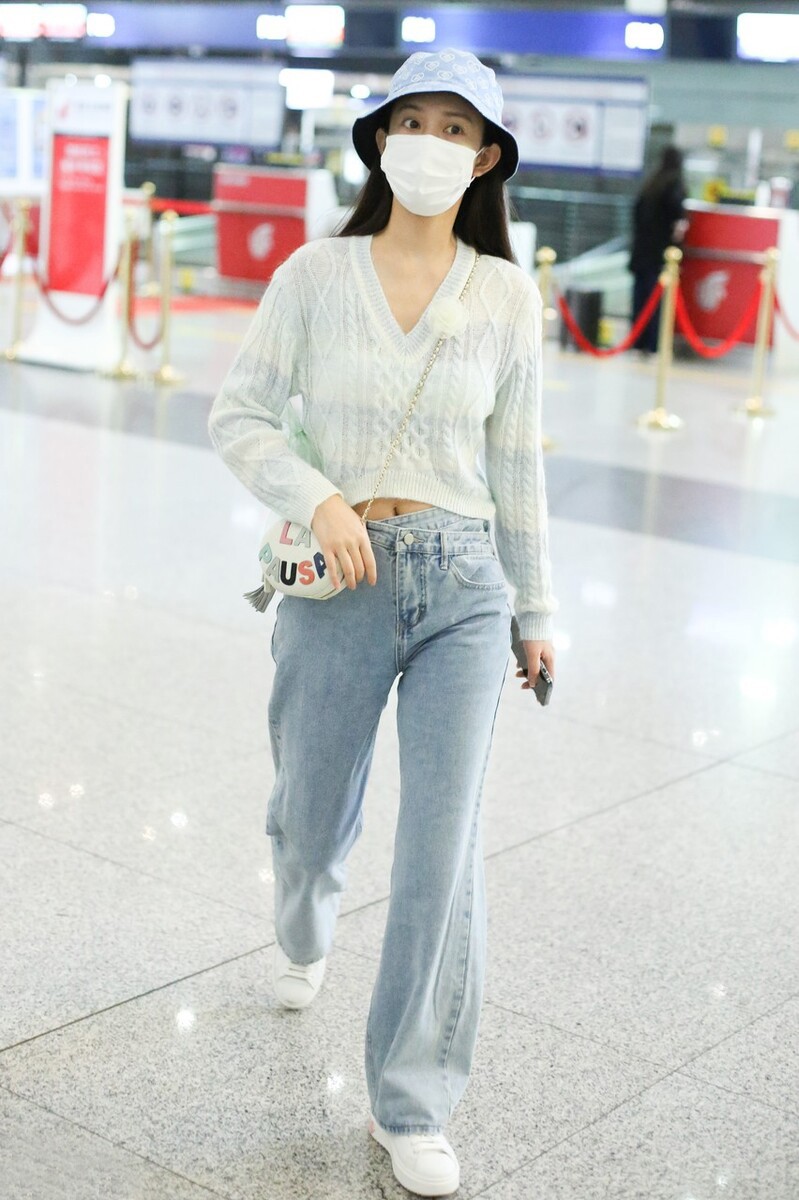 大表姐的时尚圈 轮到孟子义高调一回了，穿抹胸长裙秀身材，和日常状态反差真大