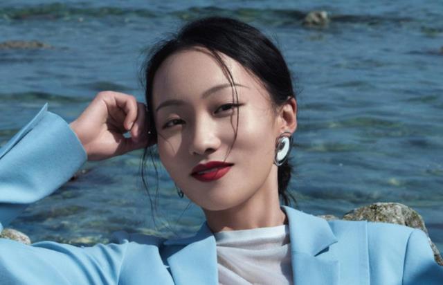 明星素颜|有种“颜值反差”叫邵雨轩，素颜照被嘲土气，变装后美艳动人