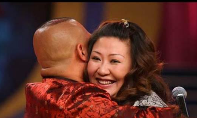 郭德纲|郭德纲老婆逛街被偶遇！打扮精致似阔太，体型比身边美女宽2倍